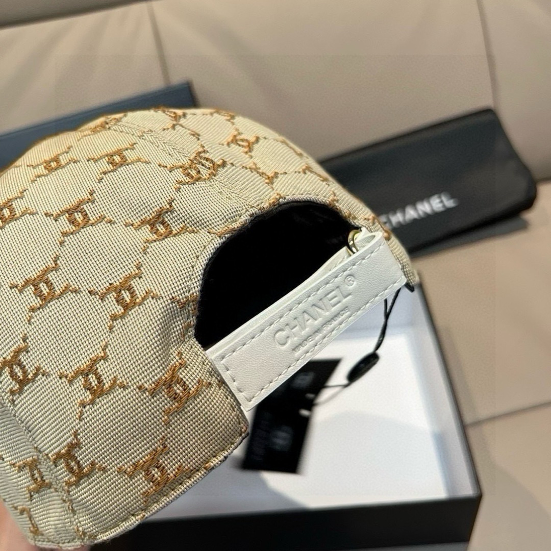 
新款出货！
配盒子布袋，Chanel(香奈儿)新款原单棒球帽， 小双C提花，专柜11开模订制，原版帆布