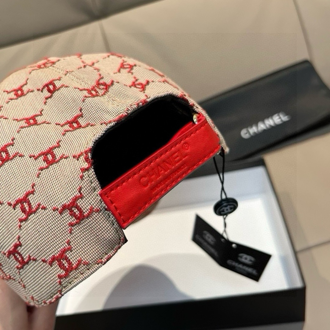 
新款出货！
配盒子布袋，Chanel(香奈儿)新款原单棒球帽， 小双C提花，专柜11开模订制，原版帆布