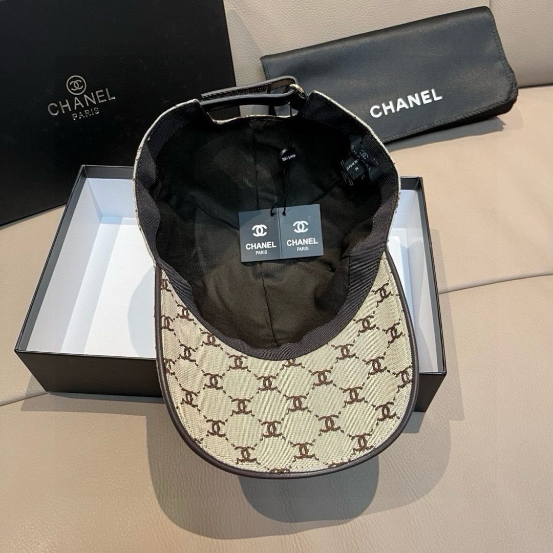 
新款出货！
配盒子布袋，Chanel(香奈儿)新款原单棒球帽， 小双C提花，专柜11开模订制，原版帆布