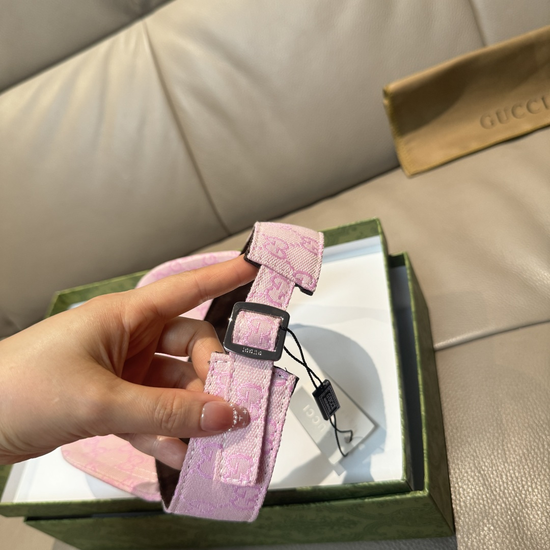 
原单版本出货！
配盒子布袋，Gucci(古奇)最新原单宽版织带空顶帽。专柜11开模订制，最高版本，原版