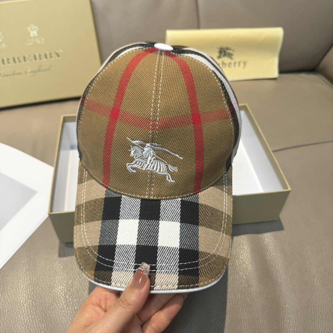 
配盒子布袋，Burberry（巴宝莉）新款原单棒球帽，11开模订制，标志性战马刺绣，精致无暇！原版斜纹
