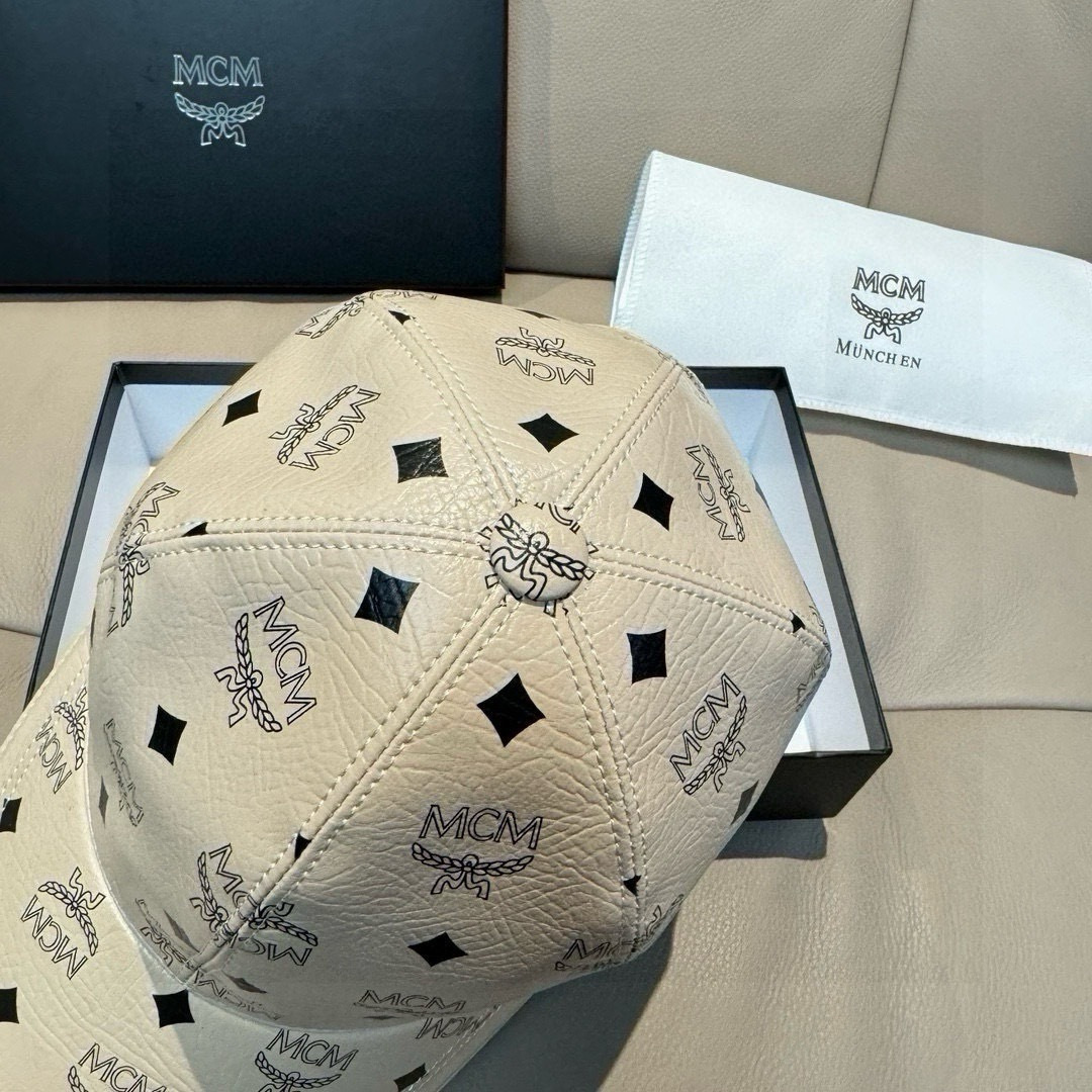 
新款出货
配包装布袋，MCM经典原单棒球帽，11开模订制，原版专柜PVC革+头层牛皮包边，长年爆版，质