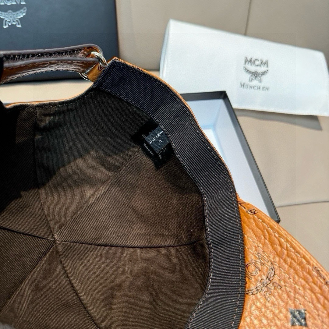 
新款出货
配包装布袋，MCM经典原单棒球帽，11开模订制，原版专柜PVC革+头层牛皮包边，长年爆版，质