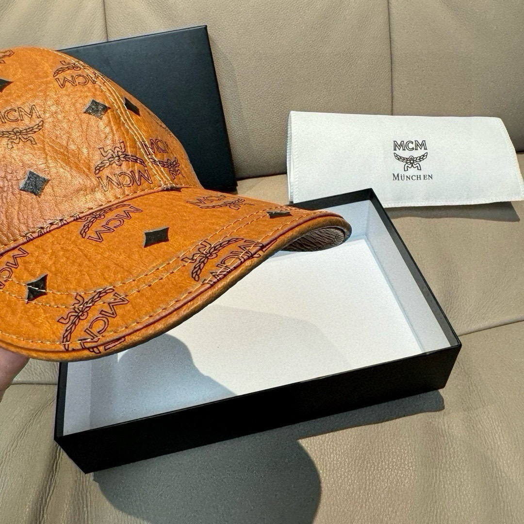 
新款出货
配包装布袋，MCM经典原单棒球帽，11开模订制，原版专柜PVC革+头层牛皮包边，长年爆版，质