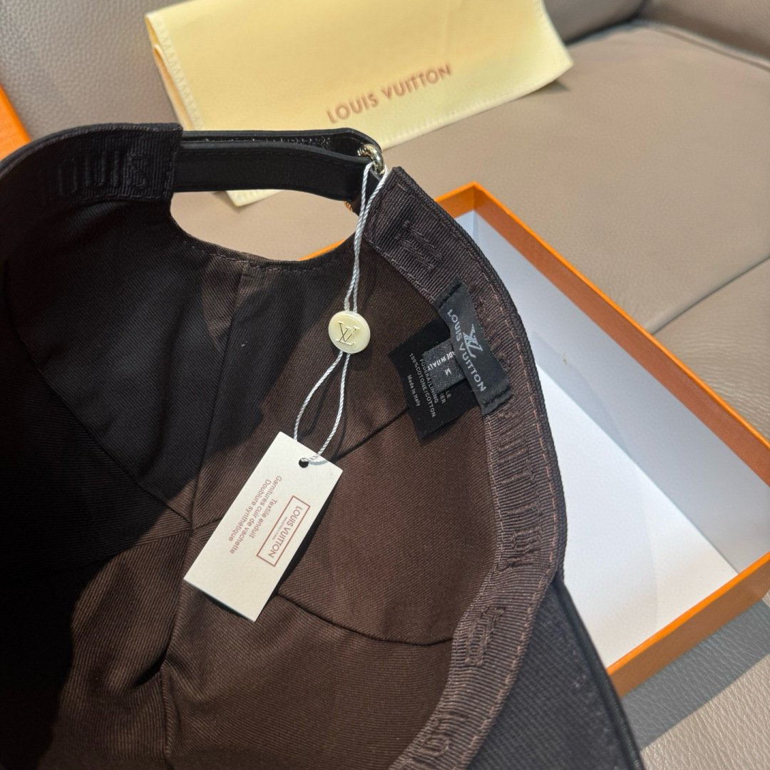 
配盒子布袋，LV(路易威登)新款原单棒球帽，LV刺绣，专柜11开模订制，原版帆布面料+头层牛皮，精细刺