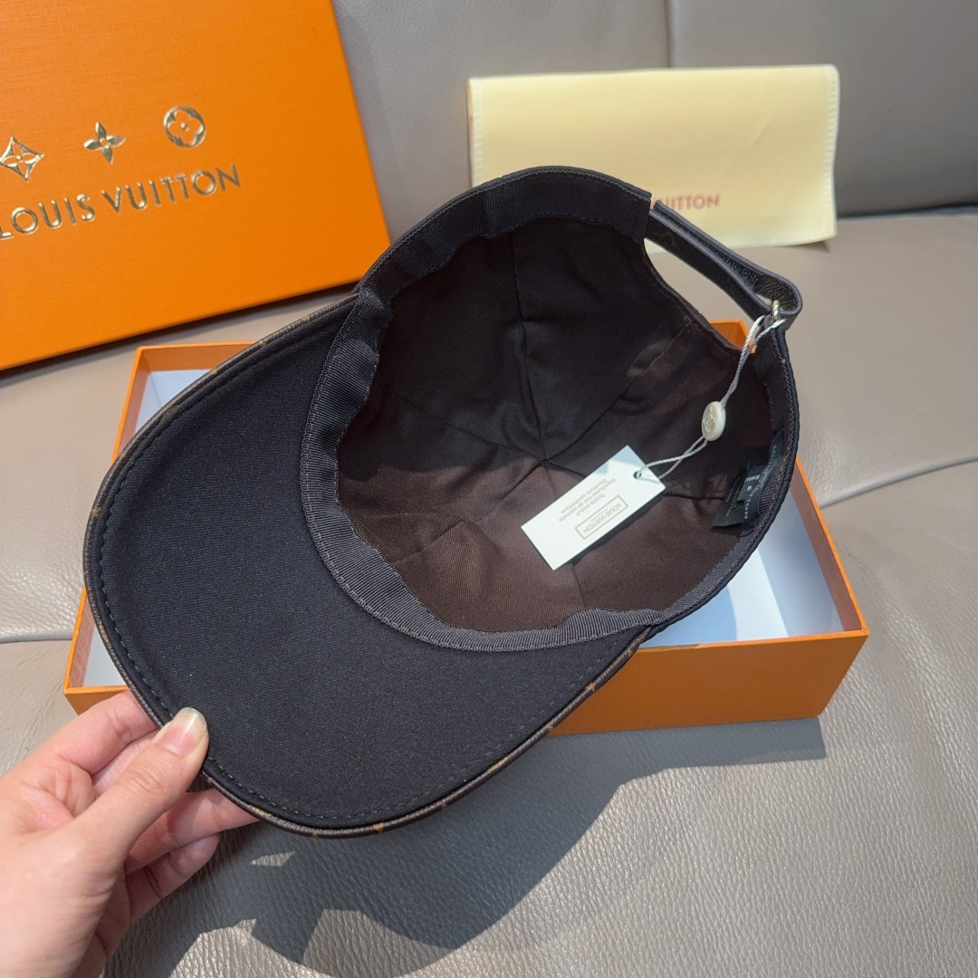 
新款出货
配盒子布袋，LV(路易威登)新款原单棒球帽，LV四叶花刺绣，专柜11开模订制，原版纯棉面料+