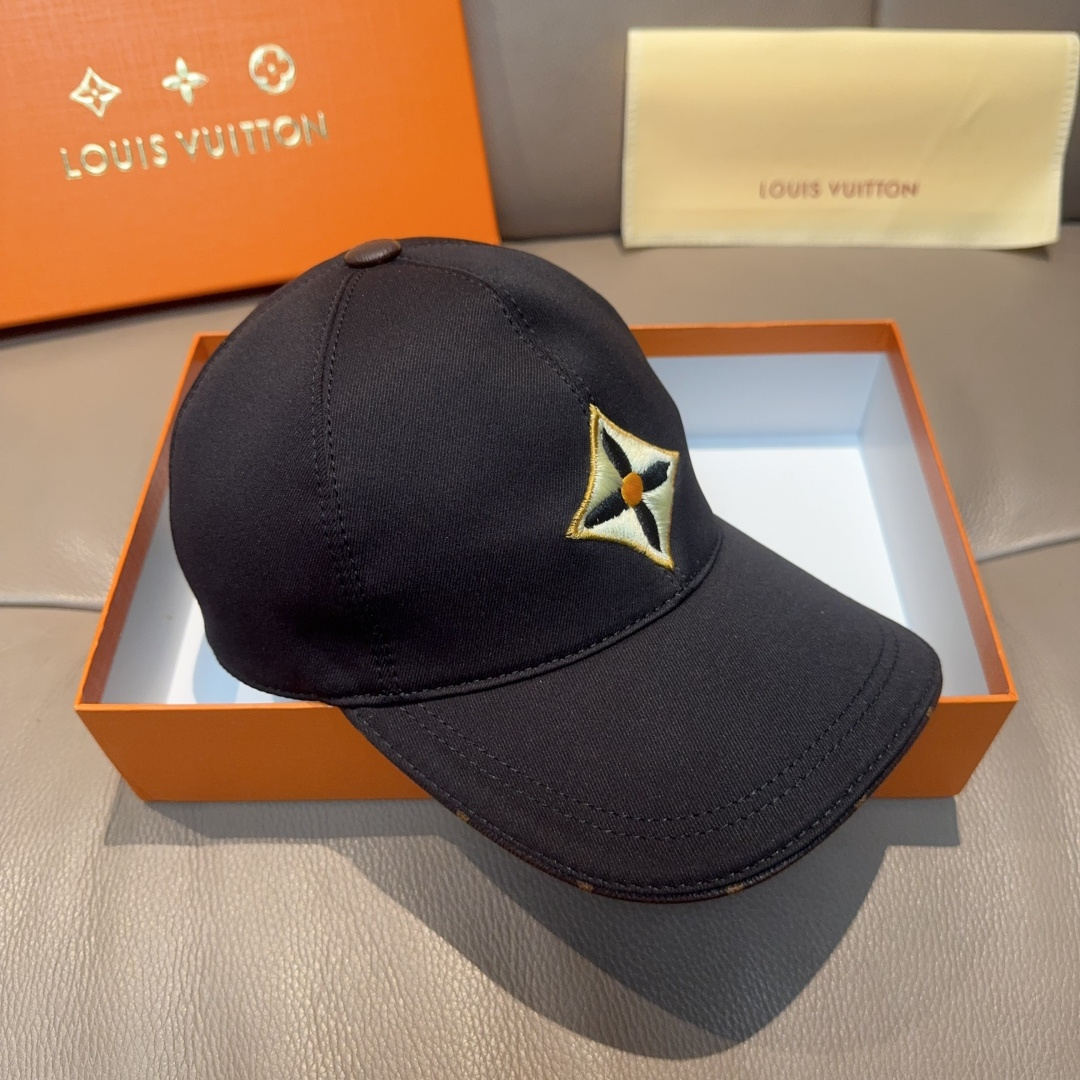 
新款出货
配盒子布袋，LV(路易威登)新款原单棒球帽，LV四叶花刺绣，专柜11开模订制，原版纯棉面料+
