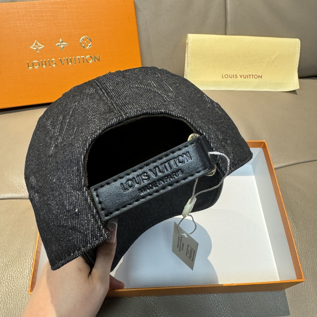 
配盒子布袋，LV(路易威登)新款原单棒球帽，大logo压花，11开模订制，原版牛仔布料，做工细致完美，