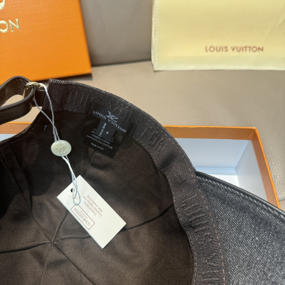 
配盒子布袋，LV(路易威登)新款原单棒球帽，大logo压花，11开模订制，原版牛仔布料，做工细致完美，