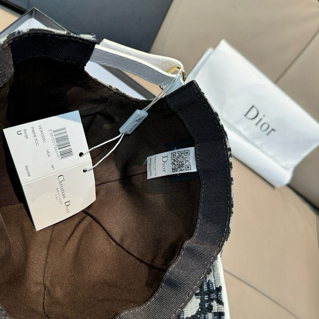 
配盒子布袋，Dior(迪奥)新款原单棒球帽， Dior老花，复古韵味十足，专柜断货热门，11开模订制，