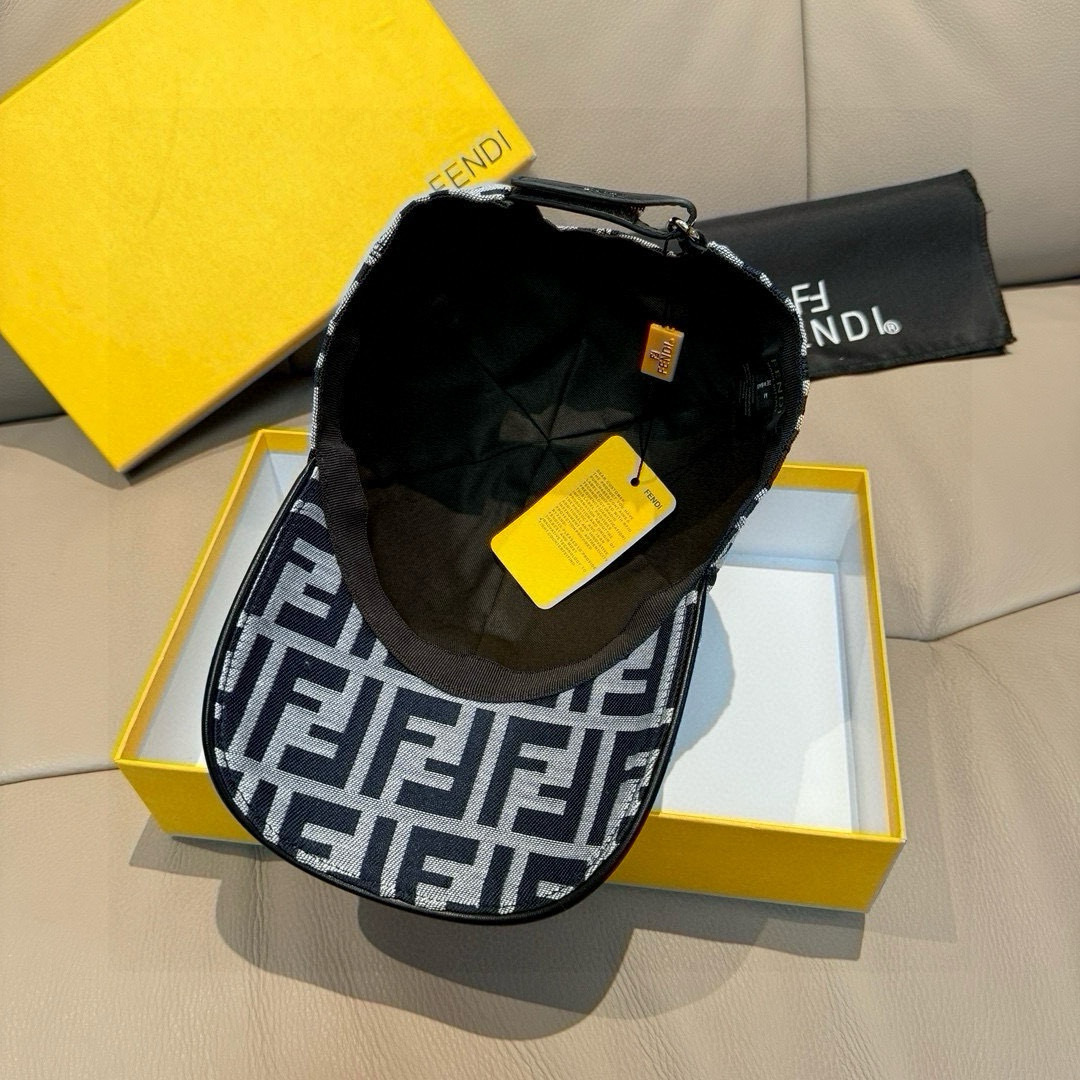 
新款出货！
配盒子布袋，Fendi（芬迪）新款原单棒球帽， 双F提花，专柜常年热卖款，口碑极佳，11开