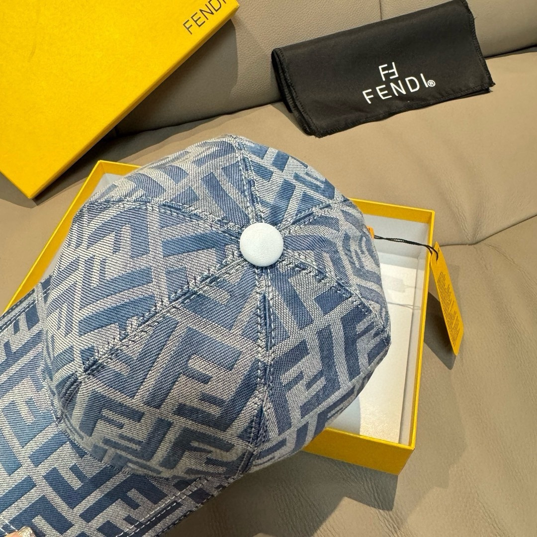
新款出货！
配盒子布袋，Fendi（芬迪）新款原单棒球帽， 双F提花，专柜常年热卖款，口碑极佳，11开