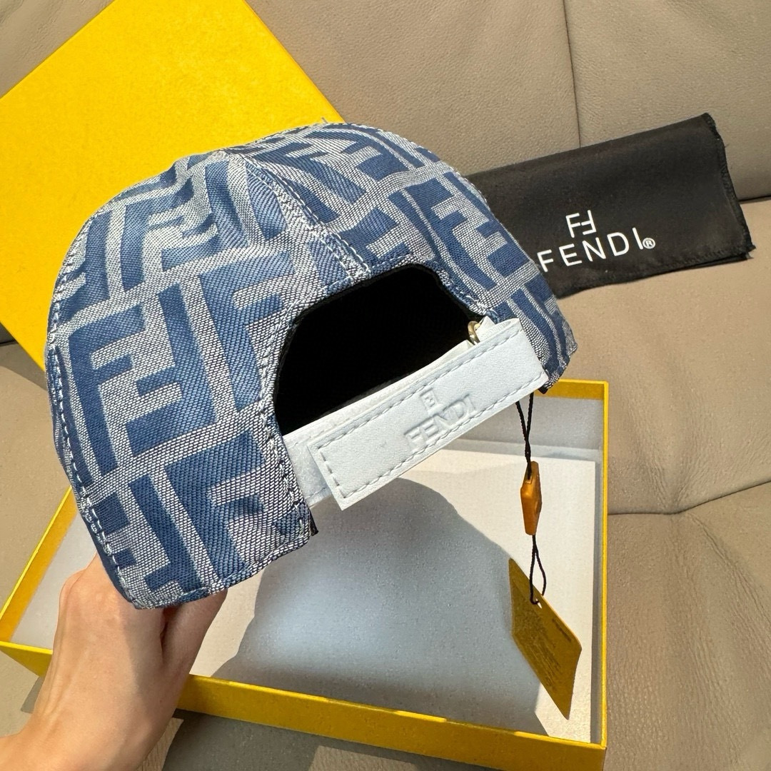 
新款出货！
配盒子布袋，Fendi（芬迪）新款原单棒球帽， 双F提花，专柜常年热卖款，口碑极佳，11开