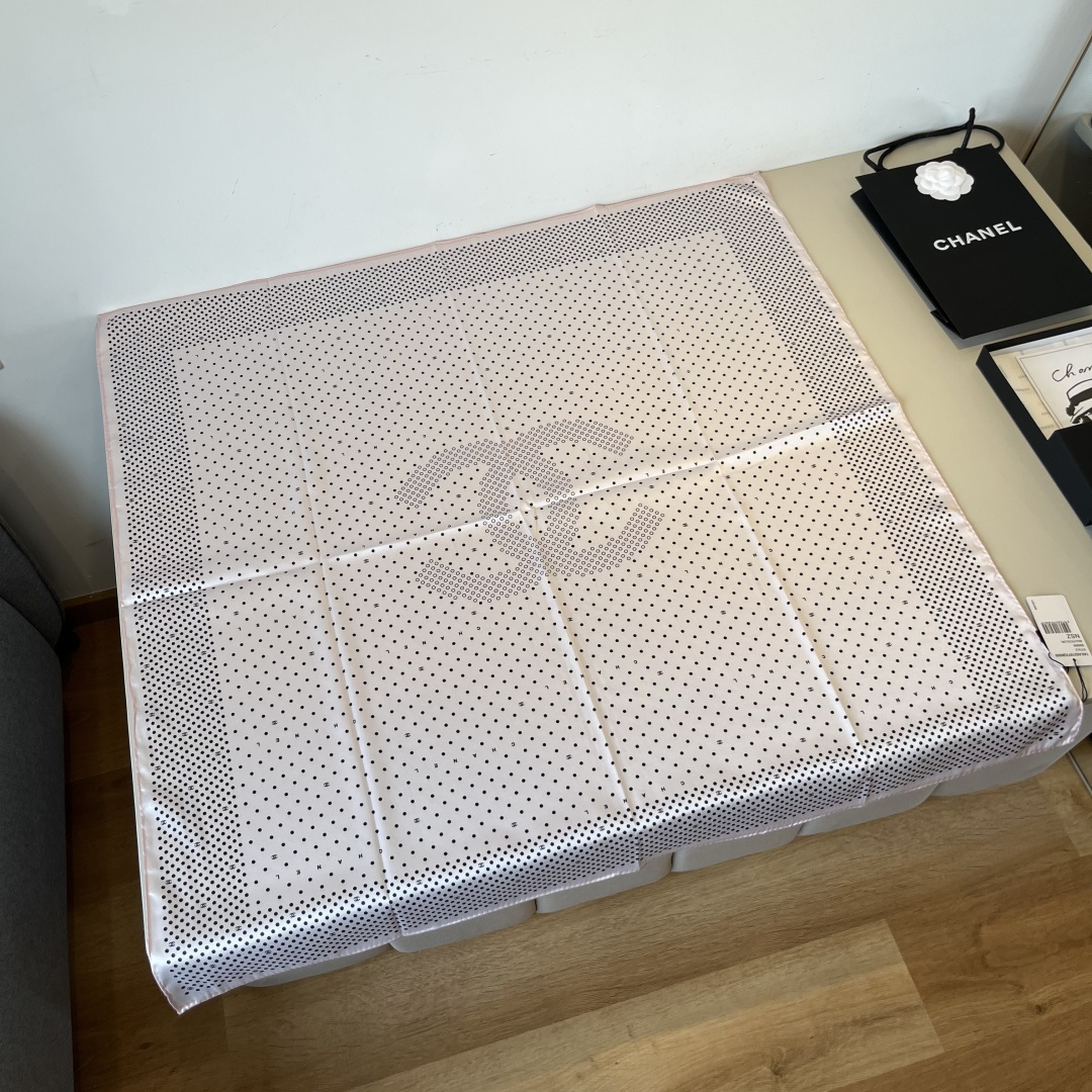 NO:339910,The original single small fragrance 90cm silk square scarf [Polka dot big double C] top-grade twill silk material is hand-curled, light and luxurious, high-end heavy twill silk, complete counter quality fabric pursues the shape, with a crisp feel, bright and plump color is super pleasing to the eye!  Good goods are not waiting for others. If you like it, don’t miss it [Ingredient size 90X90cm silk] high-version scarf, high-version scarf, real silk19860909批 原单小香90cm真丝方巾【波点大双C】顶级斜纹真丝材质手工卷边,轻奢感十足高端重磅斜纹真丝完全专柜品相面料追求造型,手感挺括,鲜艳饱满色彩超级养眼！好货不等人,喜欢就不要错过【成分尺寸90X90cm 真丝】高版本围巾,高版本围巾,real silk,scarf