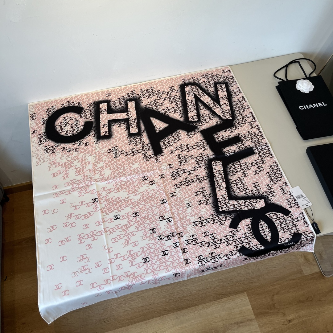 NO:339919,The new style of Xiaoxiang [CHANEL letters] is beautiful [Tearing] The imperial palace-level classic element pattern design style is extremely beautiful. Really, the upper body is extremely skin-skin color. It is versatile. Look at it yourself. Size 90x90cm. High-version silk scarf, high-version scarf, chanel, real silk19860909批 新款小香【CHANEL字母】美翻了[流泪]御用殿堂级极品经典元素图案设计风格美丽至极 真的 上身极为衬肤色 百搭 好看不好看自己看吧 尺寸90x90cm 真丝高版本围巾,高版本围巾,chanel,real silk,scarf