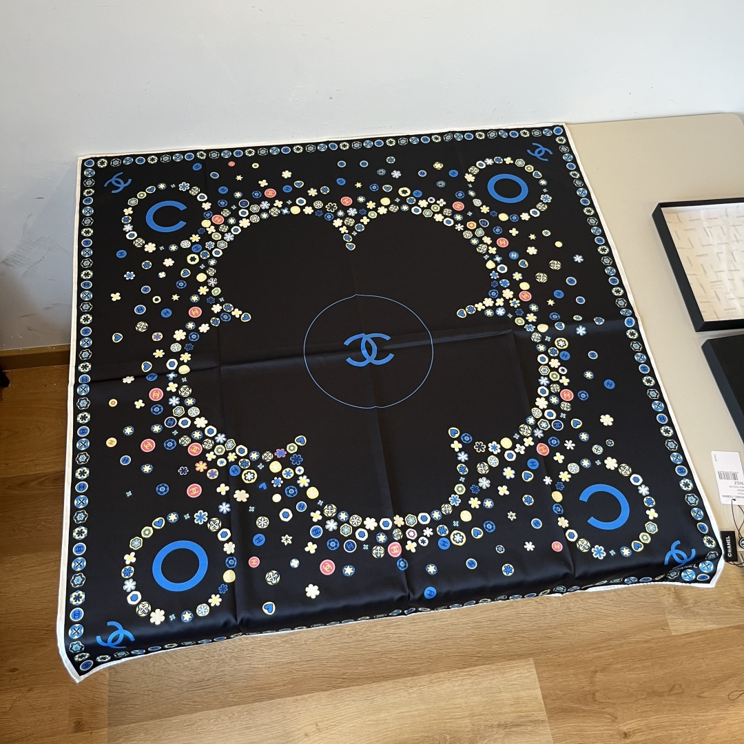 NO:339930,The original single small fragrance 90cm silk square scarf [Double C camellia] Top-grade twill silk material is made of hand-curled edges, light and luxurious, high-end heavy twill silk, complete counter quality fabric pursues the shape, with a crisp feel, bright and plump color is super pleasing to the eye!  Good goods are not waiting for others. If you like it, don’t miss it [Ingredient size 90X90cm silk] high-version scarf, high-version scarf, real silk19860909批 原单小香90cm真丝方巾【双C山茶花】顶级斜纹真丝材质手工卷边,轻奢感十足高端重磅斜纹真丝完全专柜品相面料追求造型,手感挺括,鲜艳饱满色彩超级养眼！好货不等人,喜欢就不要错过【成分尺寸90X90cm 真丝】高版本围巾,高版本围巾,real silk,scarf