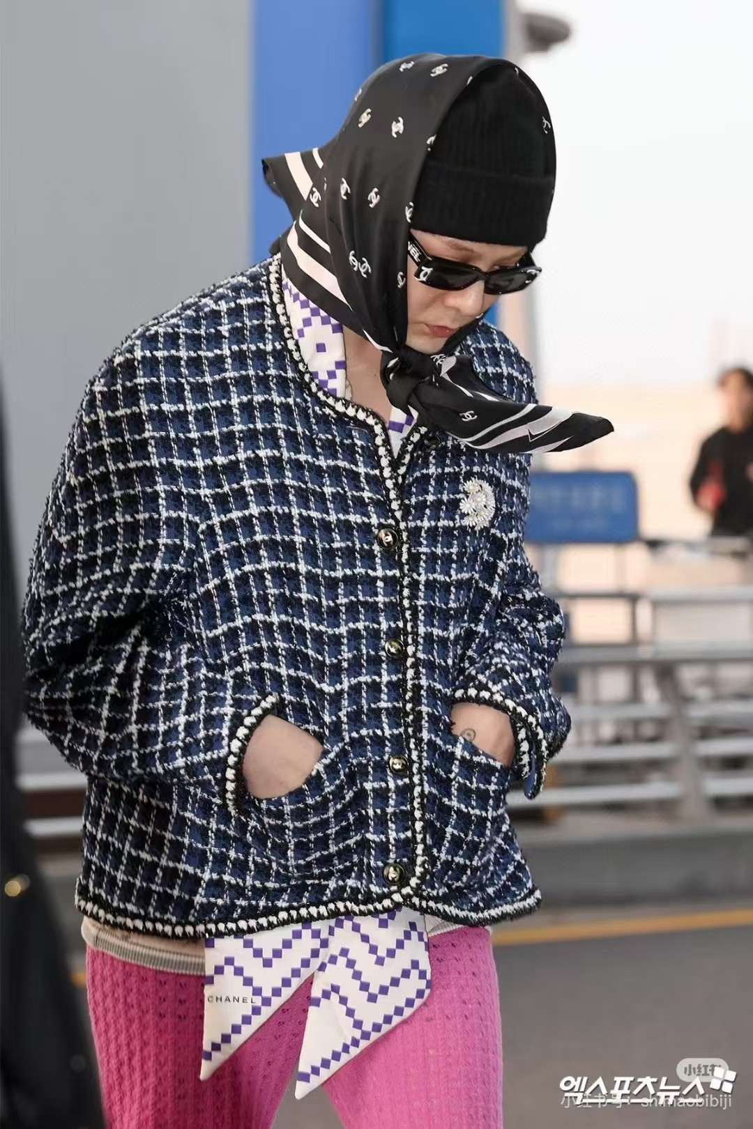 NO:339976,The original Chanel 90cm silk square scarf, the same silk style as G-Dragon!  Top twill silk material is hand-curled, light and luxurious, high-end heavy twill silk, complete counter quality fabric pursues the shape, with a crisp feel, bright and plump colors that are super pleasing to the eye!  Good goods are not waiting for others, if you like it, you can't miss it [Ingredient size 90X90cm silk] High-version scarf, High-version scarf, Chanel, real silk19860909批 香奈儿原单90cm真丝方巾,权志龙同款丝回！顶级斜纹真丝材质手工卷边,轻奢感十足高端重磅斜纹真丝完全专柜品相面料追求造型,手感挺括,鲜艳饱满色彩超级养眼！好货不等人,喜欢就不能错过哦【成分尺寸90X90cm 真丝】高版本围巾,高版本围巾,chanel,real silk,scarf