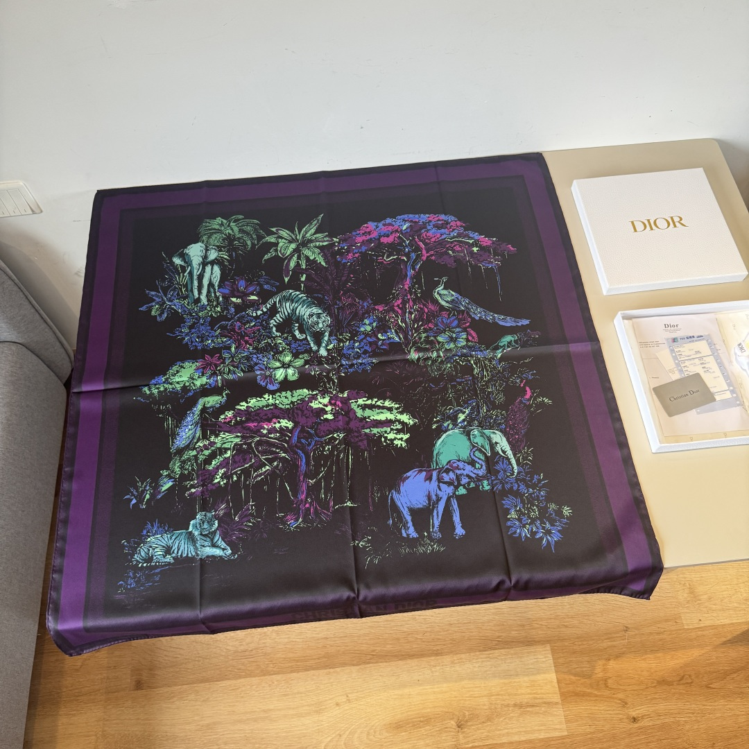 NO:339986,Dior jungle hand-painted square scarf size90x90cm material silk The mystery of the tropical jungle, the leisure and freedom of wild animals... A craftsmanship work of art that is drawn by stroke!  High-version scarf, high-version scarf, dior, real silk19860909批 Dior丛林手绘方巾 size90x90cm 材质真丝 热带丛林的神秘、野生动物们的悠哉自在…一笔一画的匠心艺术品！高版本围巾,高版本围巾,dior,real silk,scarf