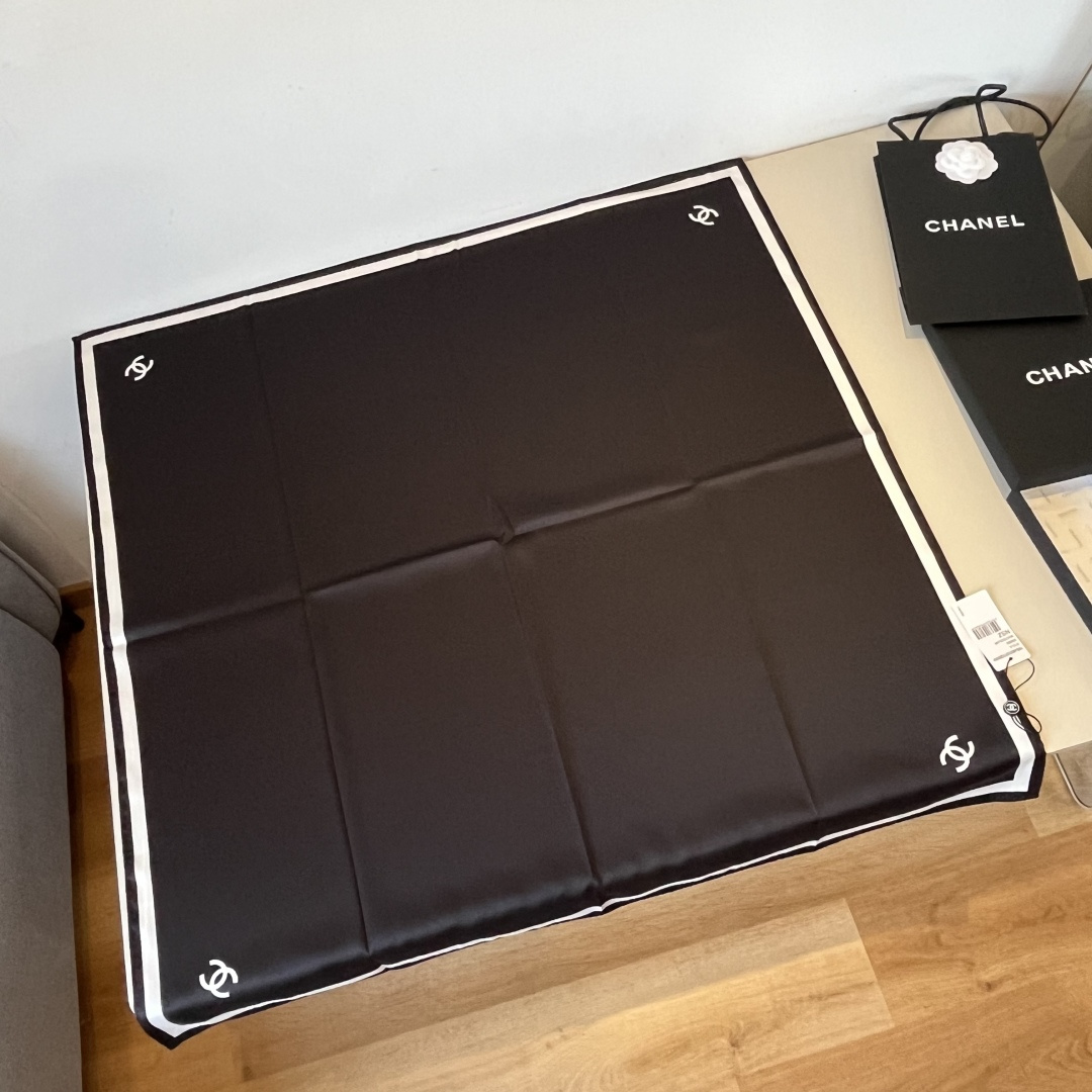 NO:340013,The new style of Xiaoxiang [Classic Double C] is beautiful [Tearing] The royal palace-level classic element pattern design style is extremely beautiful. Really, the upper body is extremely skin-skin color. It is versatile. Look at it yourself. Size 90x90cm. High-version silk scarf, high-version scarf, real silk19860909批 新款小香【经典双C】美翻了[流泪]御用殿堂级极品经典元素图案设计风格美丽至极 真的 上身极为衬肤色 百搭 好看不好看自己看吧 尺寸90x90cm 真丝高版本围巾,高版本围巾,real silk,scarf