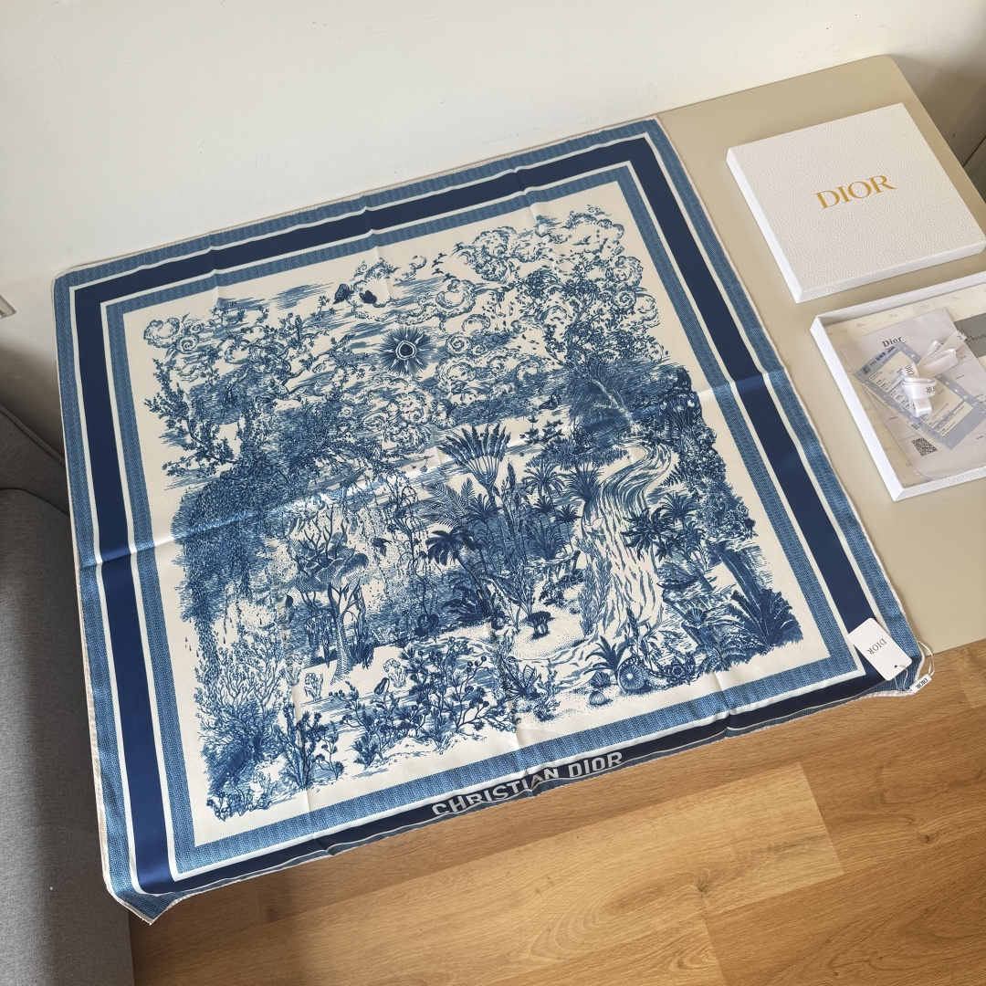NO:340027,Dior jungle hand-painted square scarf size90x90cm material silk The mystery of the tropical jungle, the leisure and freedom of wild animals... A craftsmanship work of art that is drawn by stroke!  High-version scarf, high-version scarf, dior, real silk19860909批 Dior丛林手绘方巾 size90x90cm 材质真丝 热带丛林的神秘、野生动物们的悠哉自在…一笔一画的匠心艺术品！高版本围巾,高版本围巾,dior,real silk,scarf