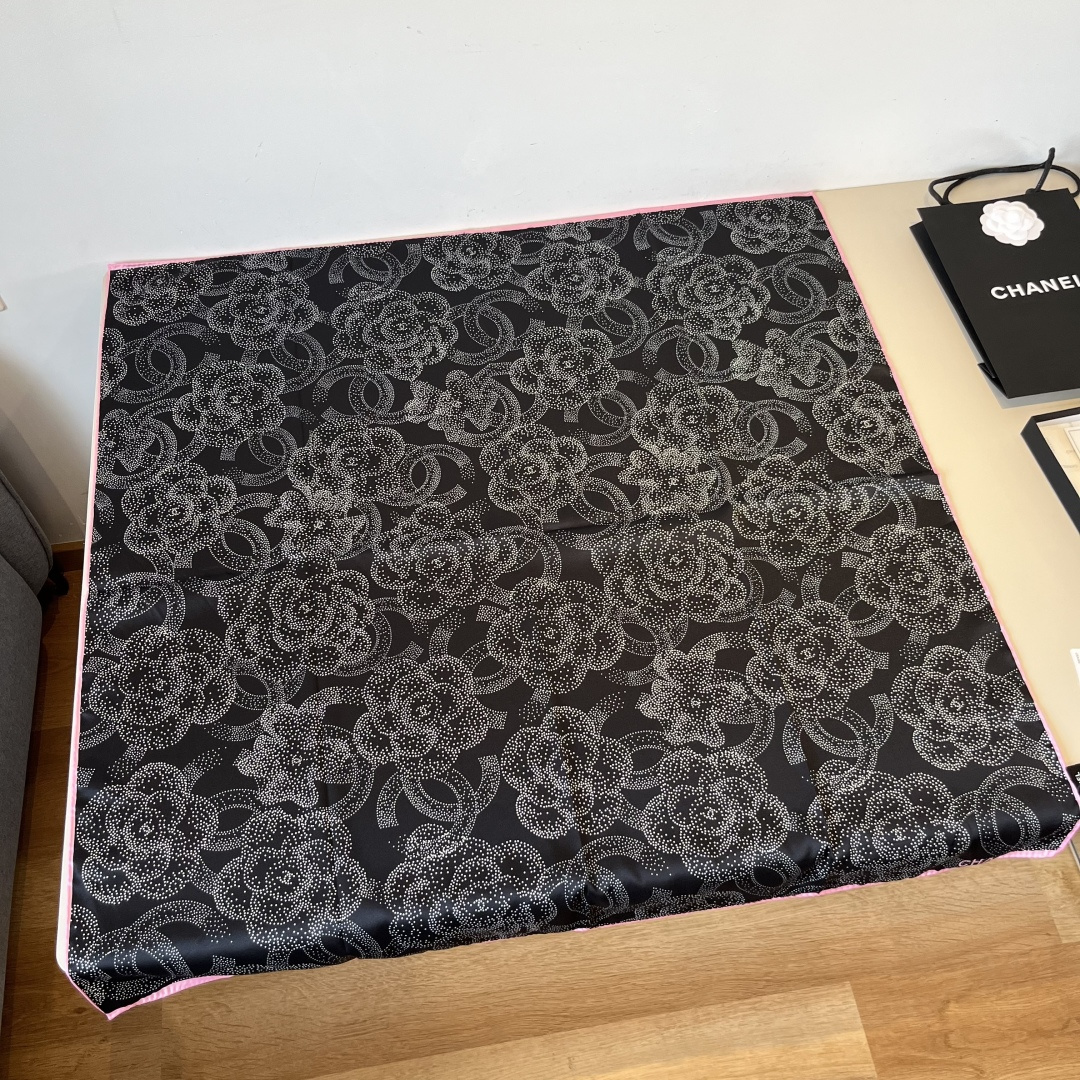 NO:340041,The original single small fragrance 90cm silk square scarf [Vegetarian camellia] Top-grade twill silk material is made of hand-curled edges, light and luxurious, high-end heavy twill silk, complete counter quality fabric pursues the shape, with a crisp feel, bright and plump color is super pleasing to the eye!  Good goods are not waiting for anyone, don't miss it if you like it [Ingredient size 90X90cm silk] High-version scarf, high-version scarf, real silk19860909批 原单小香90cm真丝方巾【素点山茶花】顶级斜纹真丝材质手工卷边,轻奢感十足高端重磅斜纹真丝完全专柜品相面料追求造型,手感挺括,鲜艳饱满色彩超级养眼！好货不等人,喜欢就别错过哦【成分尺寸90X90cm 真丝】高版本围巾,高版本围巾,real silk,scarf