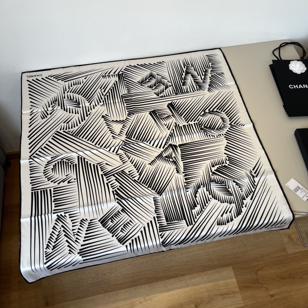 NO:340048,The original single small 90cm silk square scarf [Art Double C] top-grade twill silk material is hand-curled, light and luxurious, high-end heavy twill silk, complete counter quality fabric pursues the shape, with a crisp feel, bright and plump color is super pleasing to the eye!  Good goods are not waiting for anyone, don't miss it if you like it [Ingredient size 90X90cm silk] High-version scarf, high-version scarf, real silk19860909批 原单小香90cm真丝方巾【艺术双C】顶级斜纹真丝材质手工卷边,轻奢感十足高端重磅斜纹真丝完全专柜品相面料追求造型,手感挺括,鲜艳饱满色彩超级养眼！好货不等人,喜欢就别错过哦【成分尺寸90X90cm 真丝】高版本围巾,高版本围巾,real silk,scarf