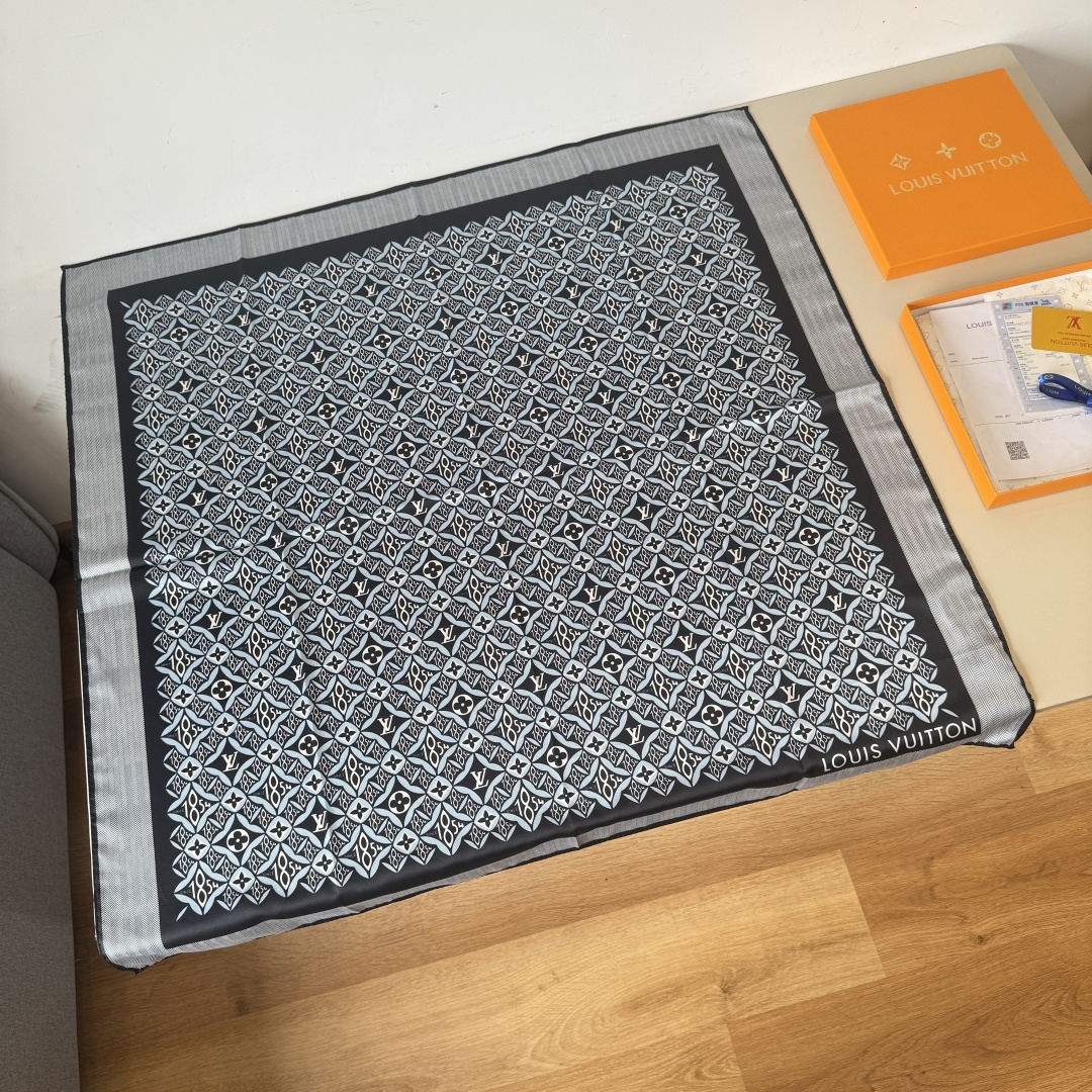 NO:340059,Lv silk square scarf, [Classic 1854] Twill silk material hand-curled edges, light luxury and exquisite belt combination into a classic pattern, which not only highlights skin tone and versatile, high-end heavy twill silk [Composition size 90X90cm Twill silk] High-version scarf, high-version scarf, louis vuitton, real silk19860909Lv真丝方巾,【经典1854】斜纹真丝材质手工卷边,轻奢感十足精美皮带组合成经典图案 既衬肤色又百搭 高端重磅斜纹真丝【成分尺寸90X90cm 斜纹真丝】高版本围巾,高版本围巾,louis vuitton,real silk,scarf