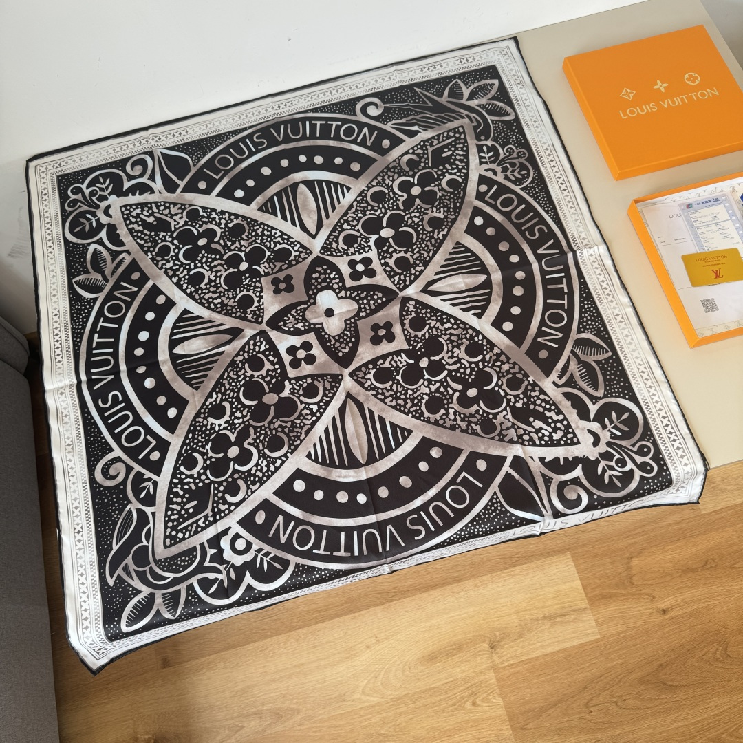 NO:340077,Lv original square scarf, [Lv watercolor floral square scarf] twill silk material hand-curled edge, light luxury and exquisite belt combination into a classic pattern, both skin tone and versatile, high-end heavy twill silk [component size 90X90cm twill silk] high-version scarf, high-version scarf, louis vuitton, real silk19860909Lv原单方巾,【Lv水彩花卉方巾】斜纹真丝材质手工卷边,轻奢感十足精美皮带组合成经典图案 既衬肤色又百搭 高端重磅斜纹真丝【成分尺寸90X90cm 斜纹真丝】高版本围巾,高版本围巾,louis vuitton,real silk,scarf