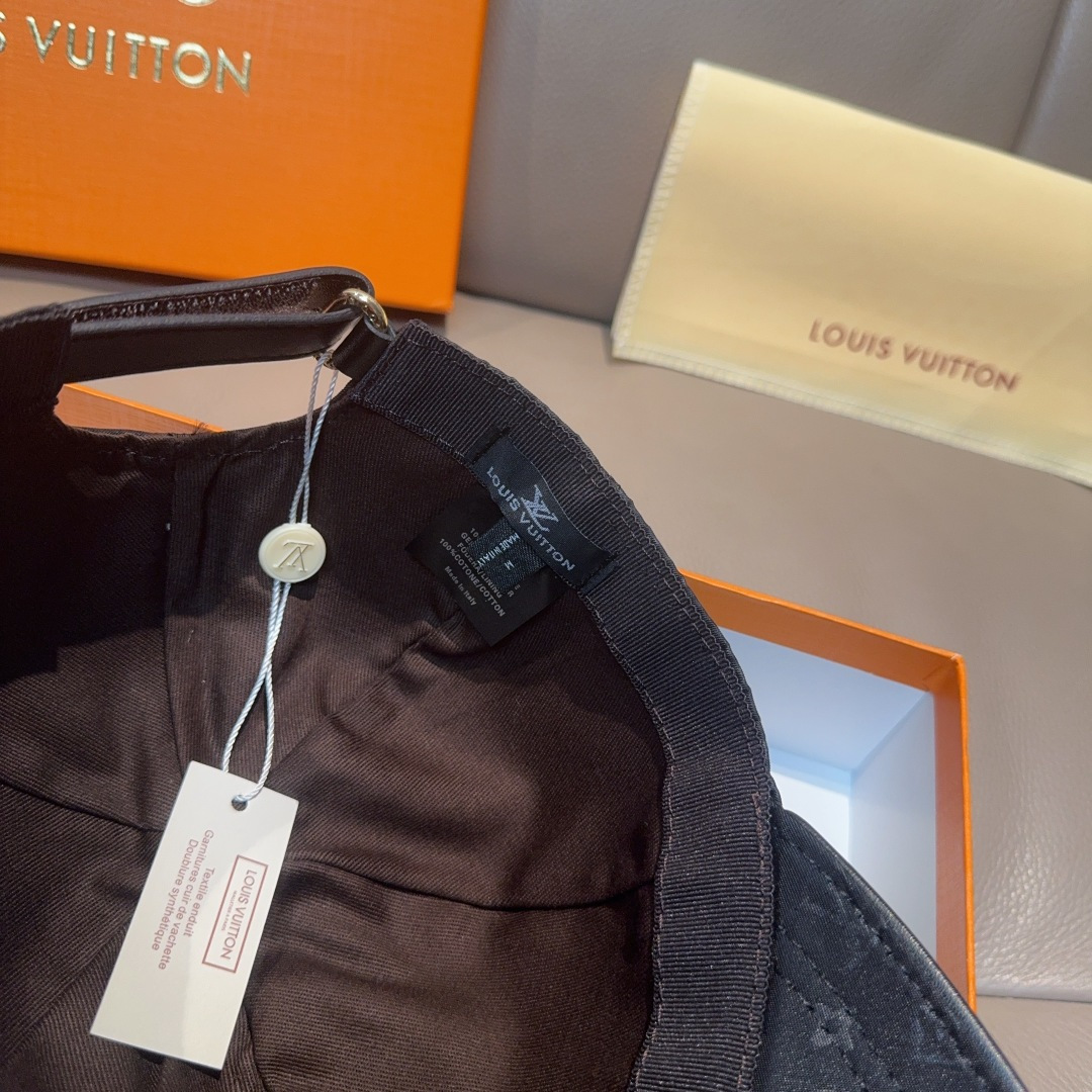 
配盒子布袋，Prada(普拉达)新款原单棒球帽， 刺绣logo，专柜11开模订制，原版纯棉布料+头层牛