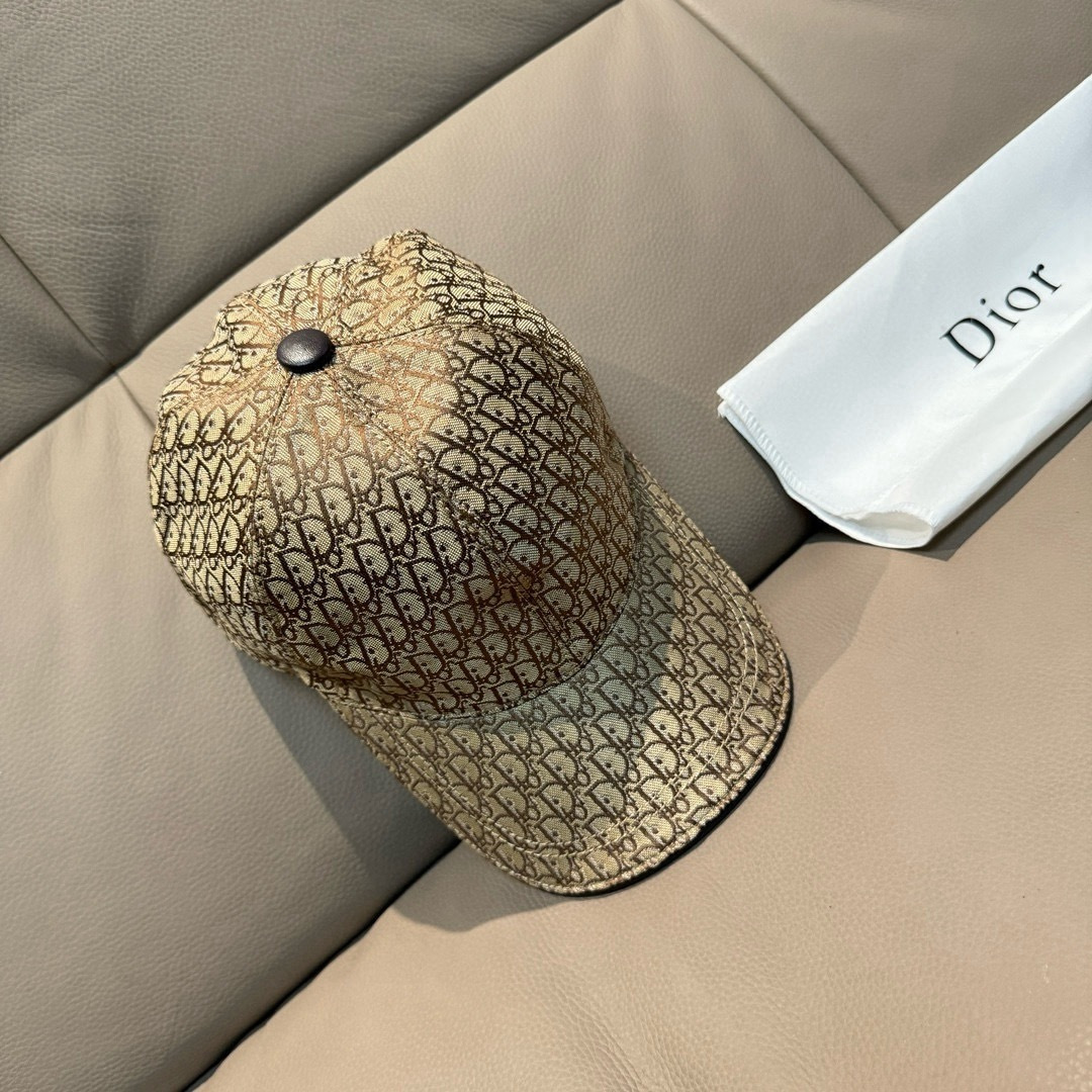 
新款出货
配盒子布袋，Dior(迪奥)新款原单棒球帽， Dior老花，复古韵味十足，专柜断货热门，11
