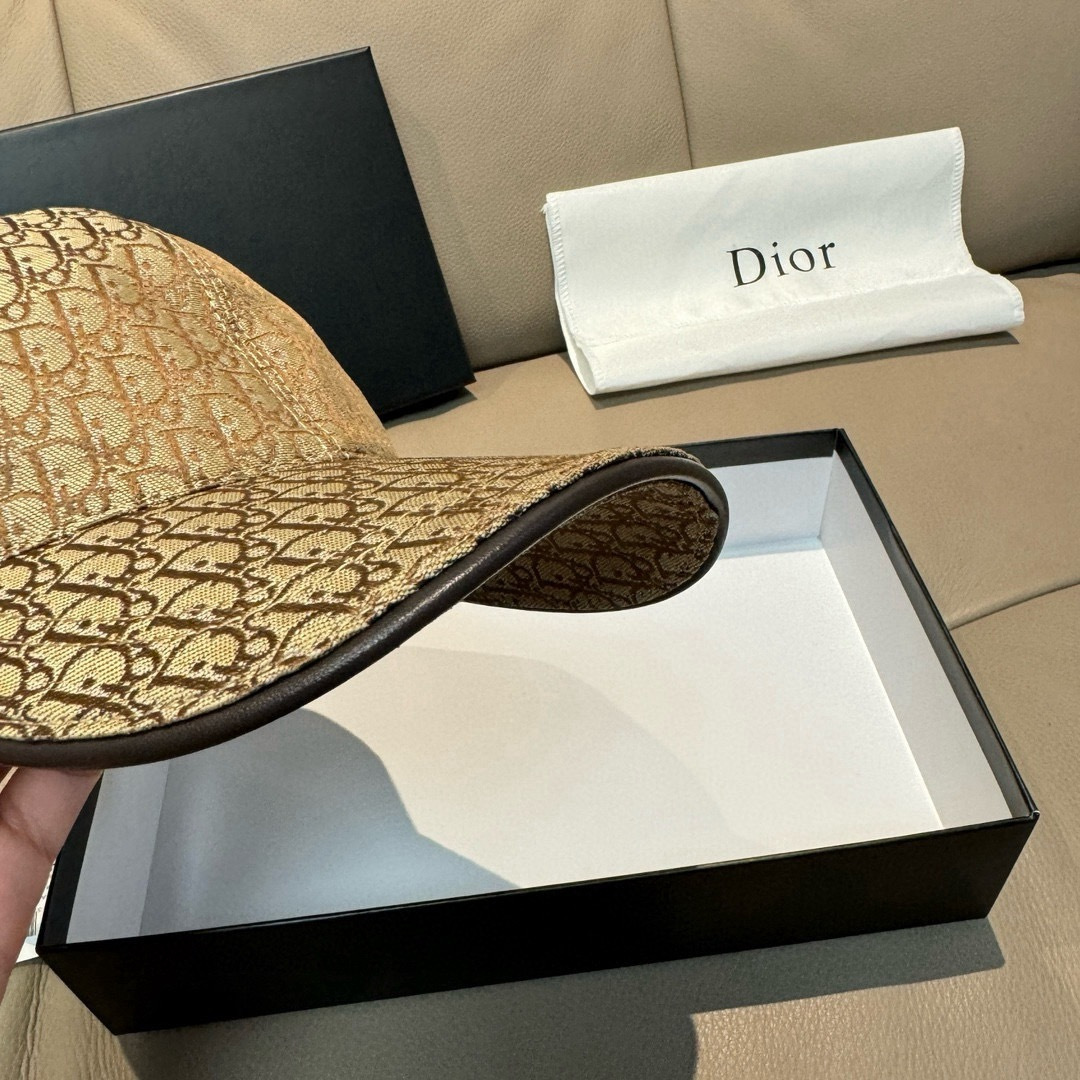 
新款出货
配盒子布袋，Dior(迪奥)新款原单棒球帽， Dior老花，复古韵味十足，专柜断货热门，11