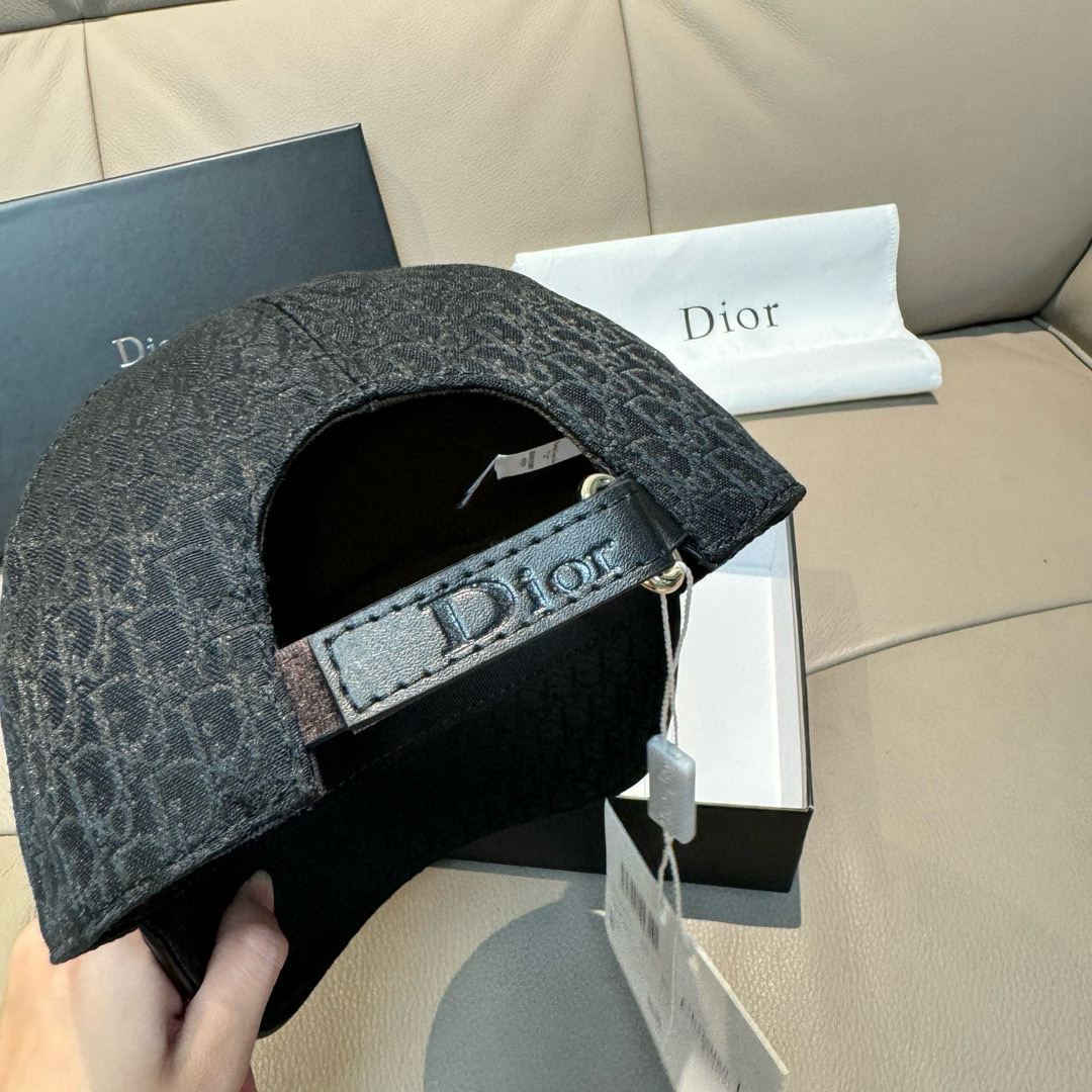 
新款出货
配盒子布袋，Dior(迪奥)新款原单棒球帽， Dior老花，复古韵味十足，专柜断货热门，11
