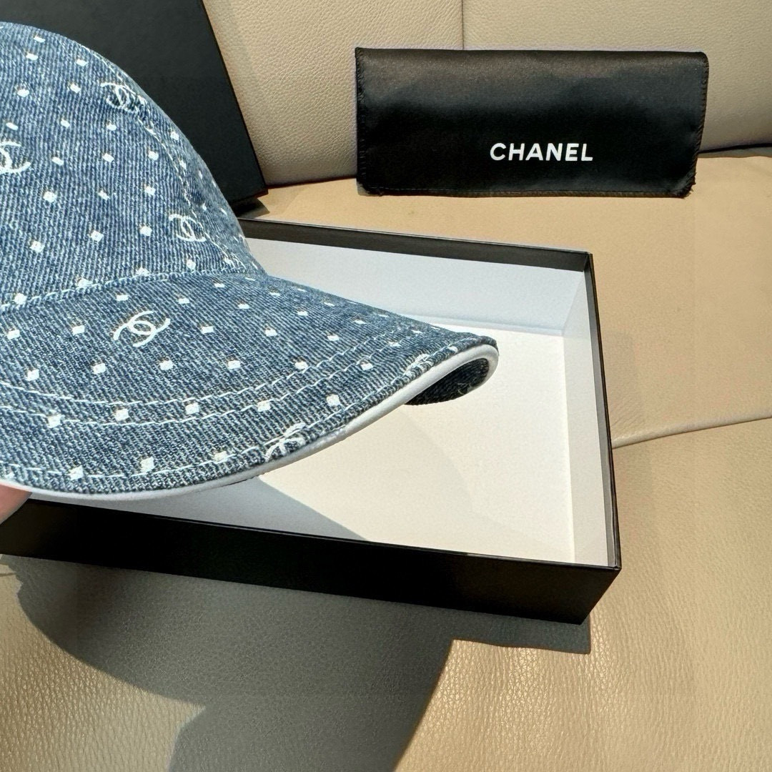 
配盒子布袋，Chanel(香奈儿)新款原单棒球帽， 牛仔小双C，专柜11开模订制，原版牛仔布料+头层牛