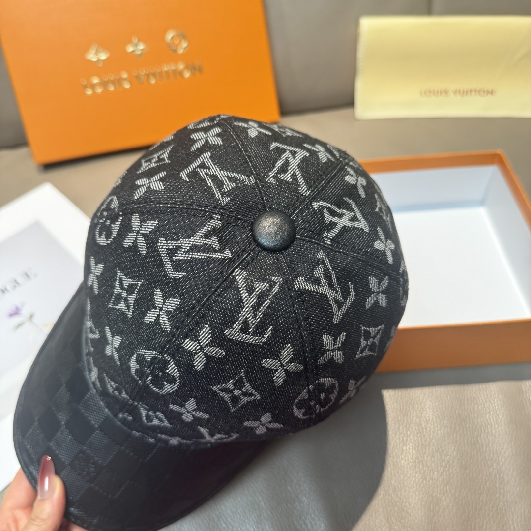 
配盒子布袋，LV(路易威登)新款原单棒球帽，牛皮压花，11开模订制，原版牛仔布料，做工细致完美，质量超