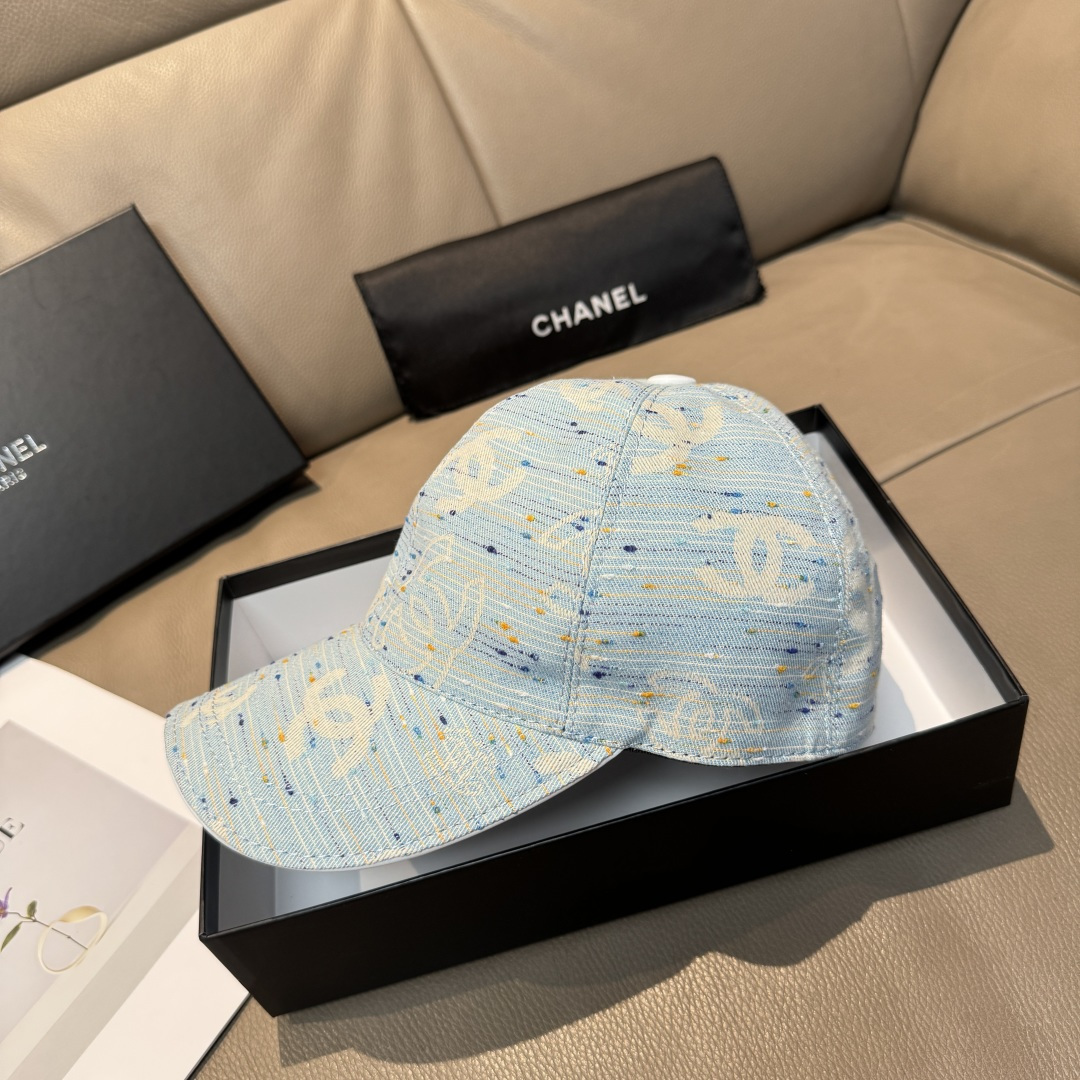 
配包装布袋，Chanel(香奈儿)新款原单棒球帽， 呢料暗纹双C,专柜11开模订制，原版进口呢料+头层