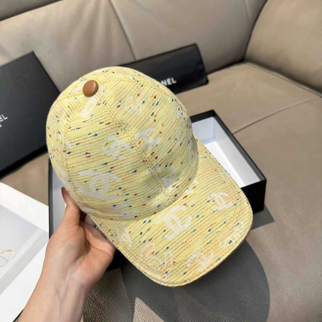 
配包装布袋，Chanel(香奈儿)新款原单棒球帽， 呢料暗纹双C,专柜11开模订制，原版进口呢料+头层