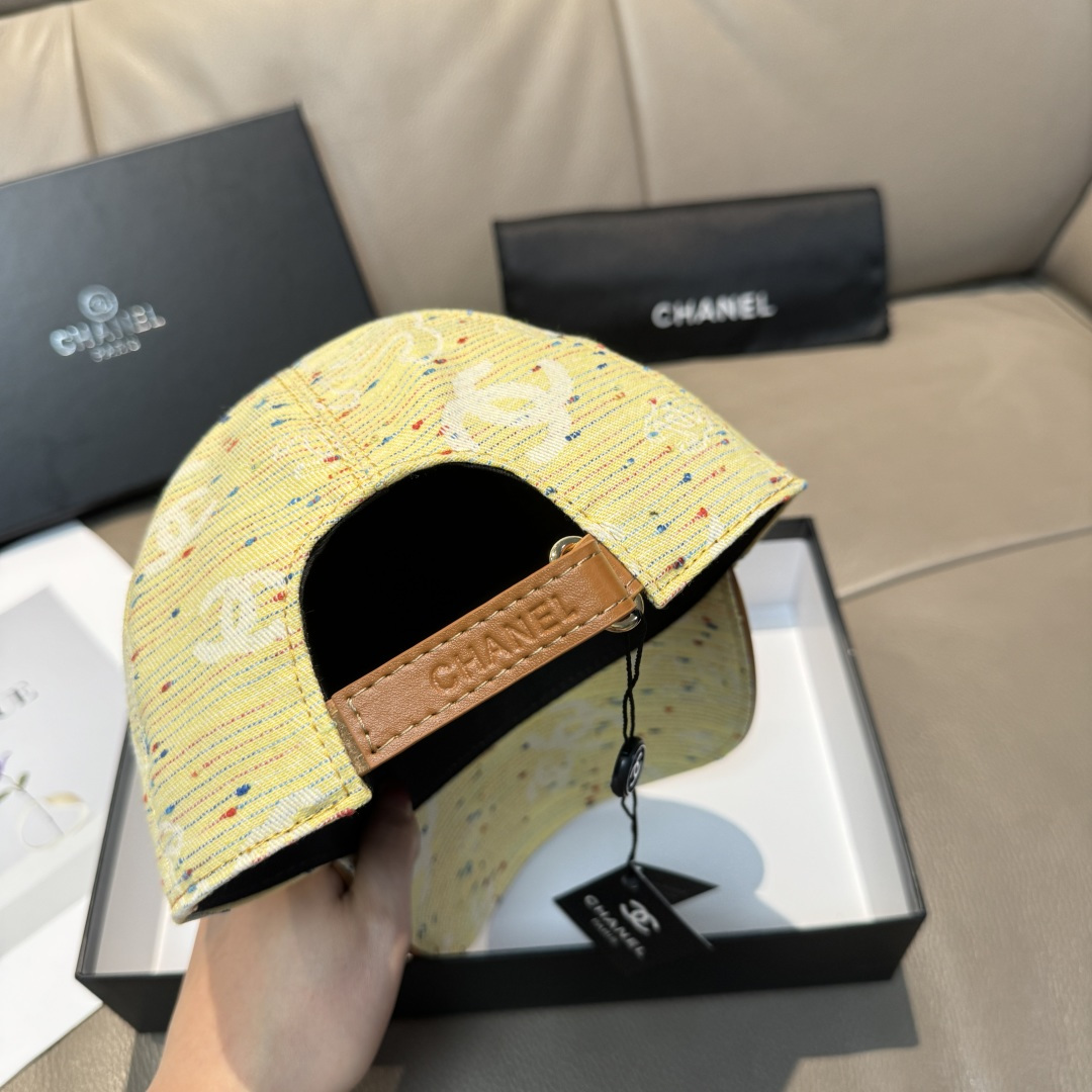 
配包装布袋，Chanel(香奈儿)新款原单棒球帽， 呢料暗纹双C,专柜11开模订制，原版进口呢料+头层