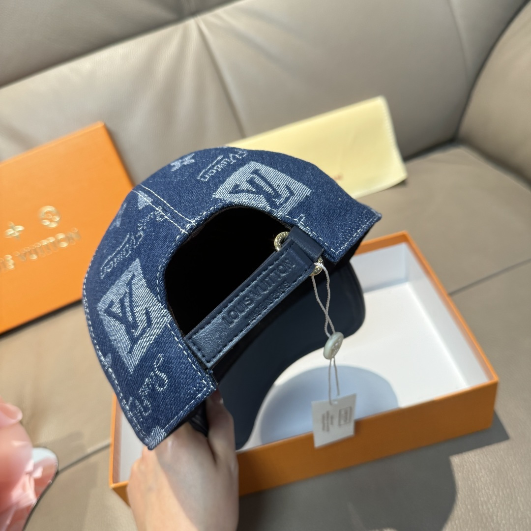 
配盒子布袋，LV(路易威登)新款原单棒球帽，牛皮压花，11开模订制，原版牛仔布料，做工细致完美，质量超
