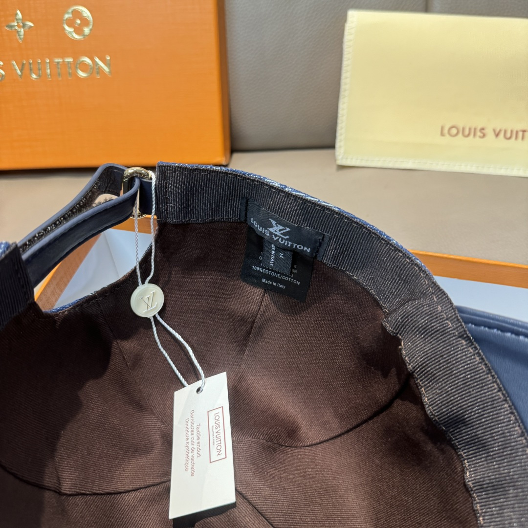 
配盒子布袋，LV(路易威登)新款原单棒球帽，牛皮压花，11开模订制，原版牛仔布料，做工细致完美，质量超