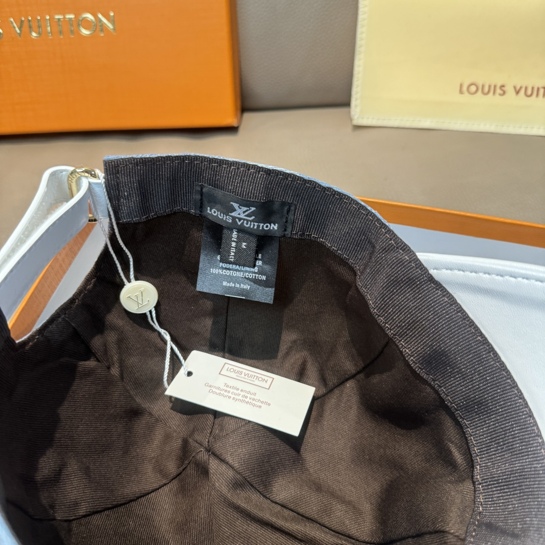 
配盒子布袋，LV(路易威登)新款原单棒球帽，牛皮压花，11开模订制，原版牛仔布料，做工细致完美，质量超