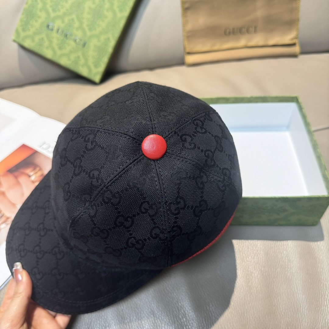 
配盒子布袋，Gucci(古奇)新款原单棒球帽， 三色织带，11开模订制，原版帆布料+头层牛皮，红色皮边