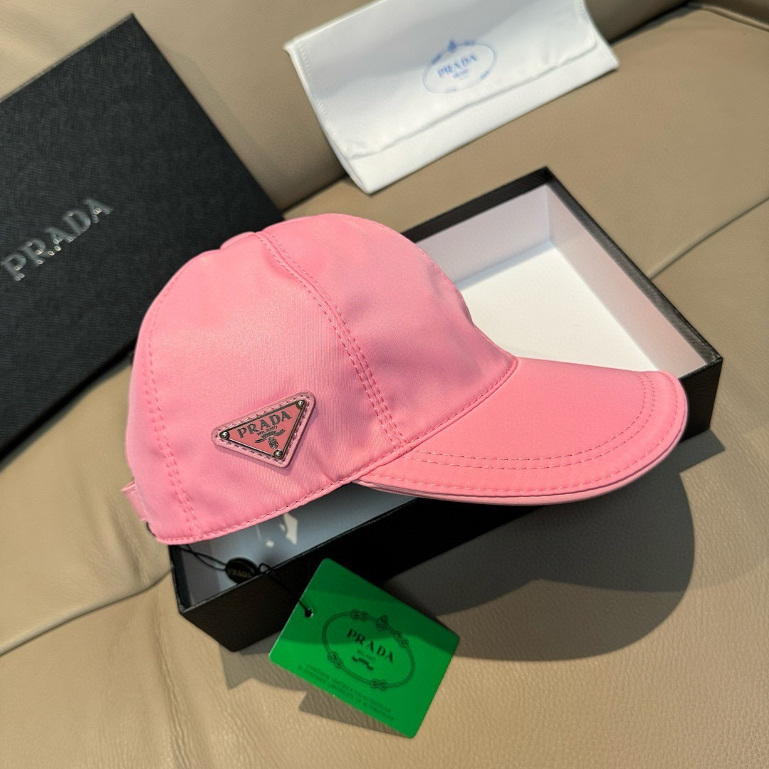 
火爆倒三角四色出货！
配盒子布袋，Prada(普拉达)经典原单棒球帽， 经典倒三角金属logo，专柜1
