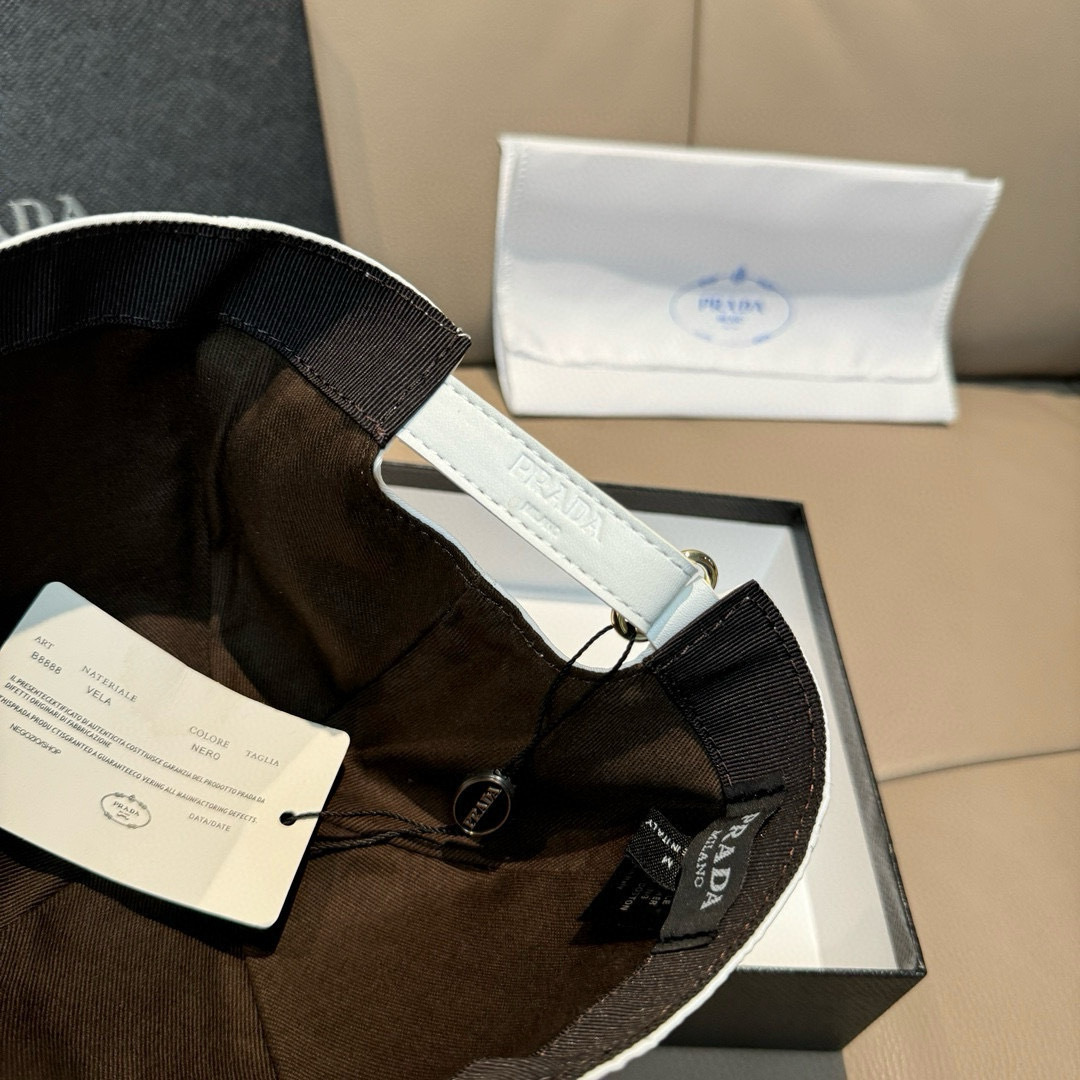 
火爆倒三角四色出货！
配盒子布袋，Prada(普拉达)经典原单棒球帽， 经典倒三角金属logo，专柜1