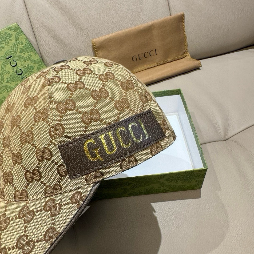 
新款到货！
配包装布袋，Gucci(古奇)新款原单棒球帽，烫金织带，专柜最新款，11开模订制，正版开模