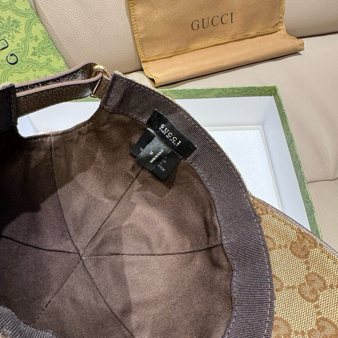 
新款到货！
配包装布袋，Gucci(古奇)新款原单棒球帽，烫金织带，专柜最新款，11开模订制，正版开模