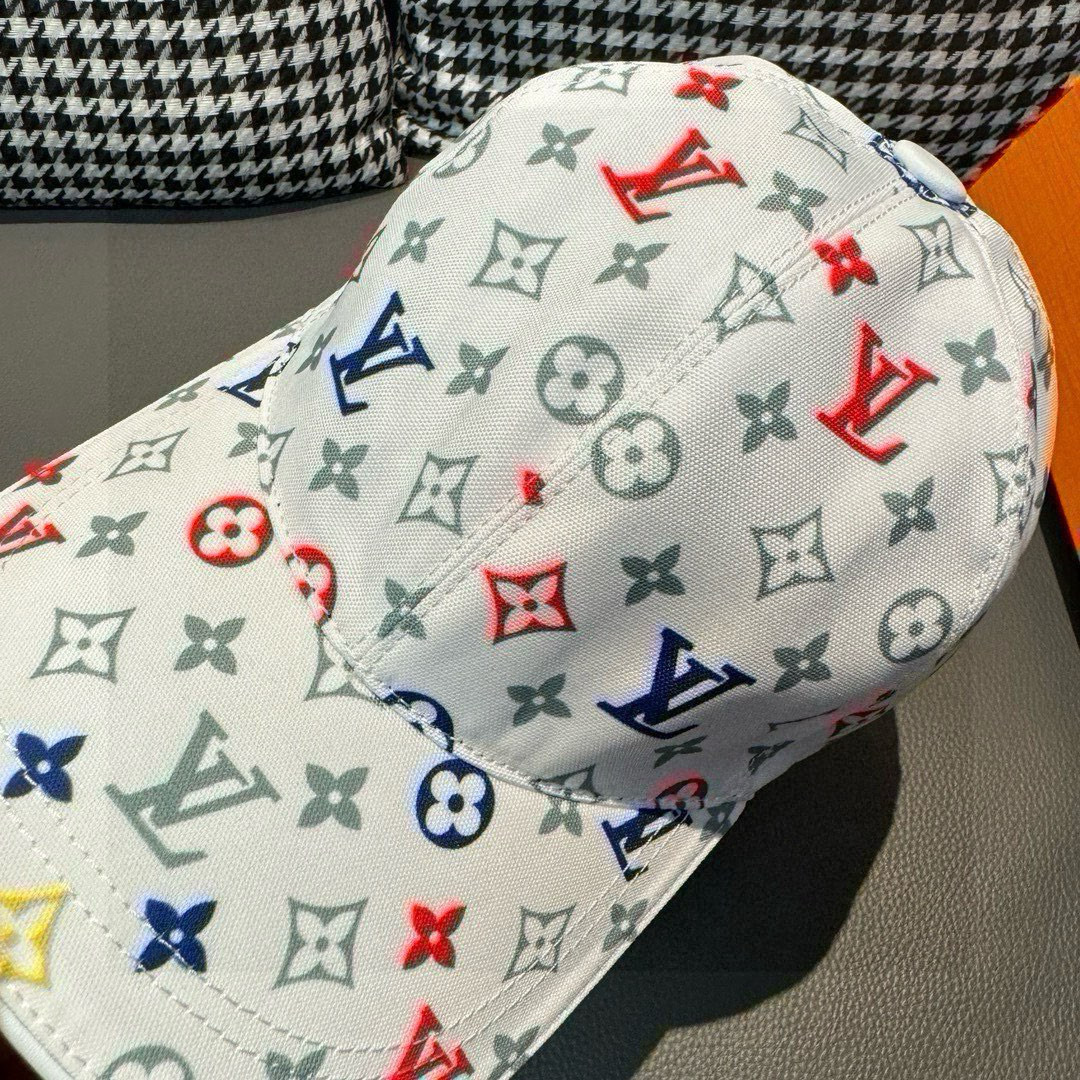 
新款出货！配盒子布袋，LV路易威登新款原单棒球帽， 七彩印花，专柜11开模订制，原版帆布料+头层牛皮，