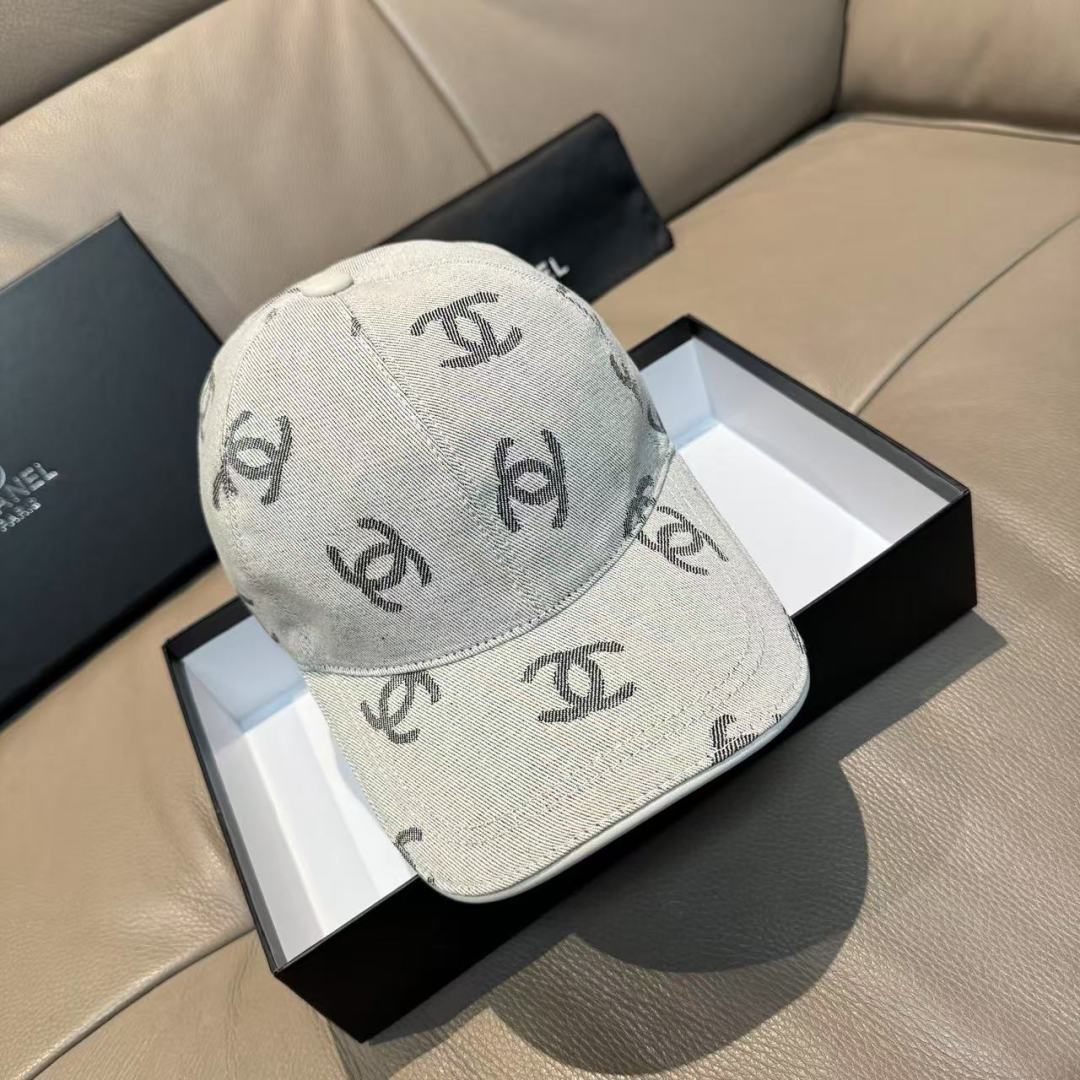 
配包装布袋，Chanel(香奈儿)经典原单棒球帽， 经典双C,专柜11开模订制，原版帆布料+头层牛皮，