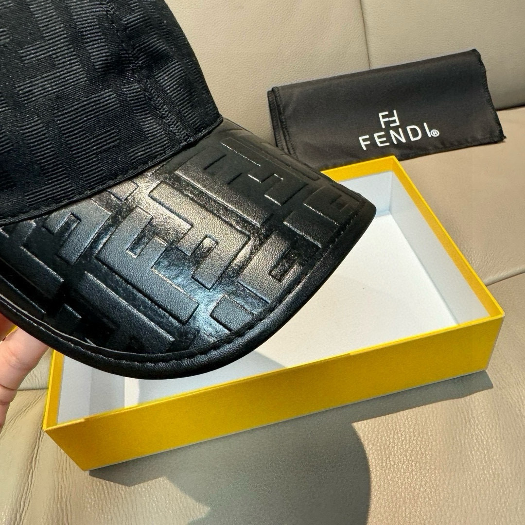 
配盒子布袋，Fendi(芬迪)新款原单棒球帽， 双F老花拼皮，复古韵味十足，11开模订制，原版帆布料+