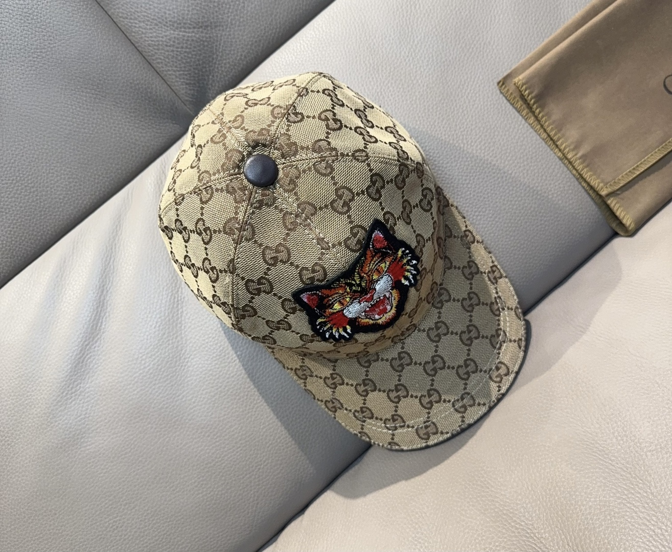 
配盒子布袋，Gucci(古奇)新款原单棒球帽， 虎头刺绣，11开模订制，重工刺绣，细节可媲美专柜，原版