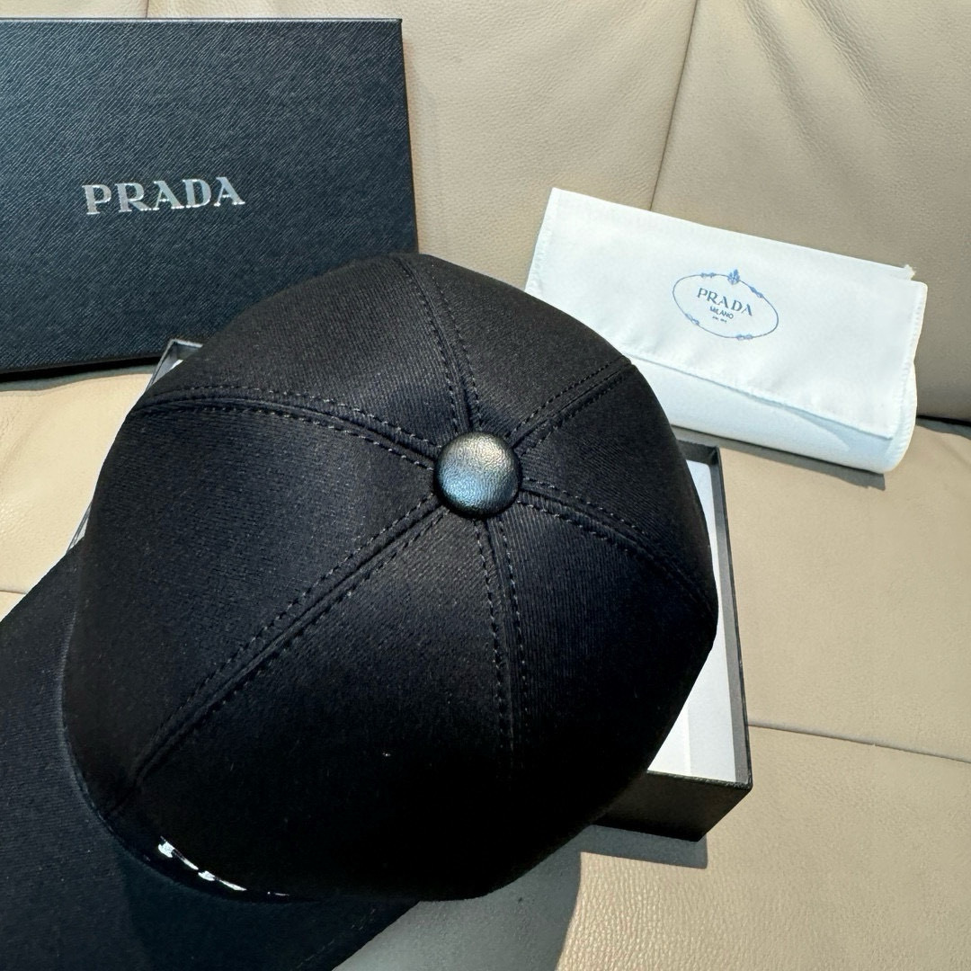 
配盒子布袋，Prada(普拉达)新款原单棒球帽， 刺绣logo，专柜11开模订制，原版纯棉布料+头层牛